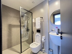 Dusche, Bidet, Handtücher, Seife