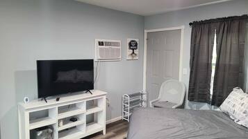 1 bedroom, desk, iron/ironing board, free WiFi