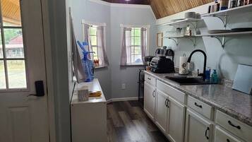 Refrigerador, microondas, cafetera y tetera y tetera eléctrica