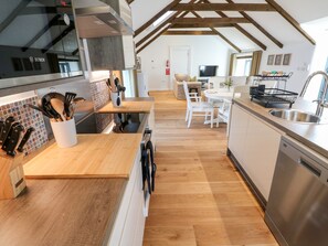 Kjøleskap, oppvaskmaskin, vannkoker og brødrister