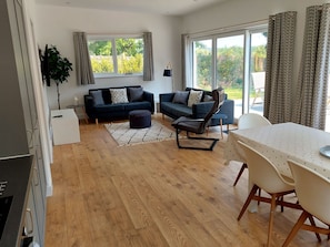 Smart TV - Apple Lodge - a dunley cottages - devon that sleeps 6 guests in 3 bedrooms (Bovey Tracey)