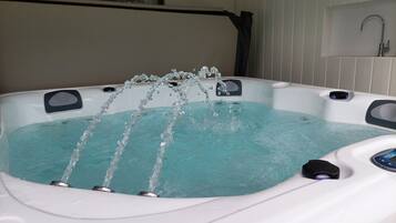 Indoor spa tub