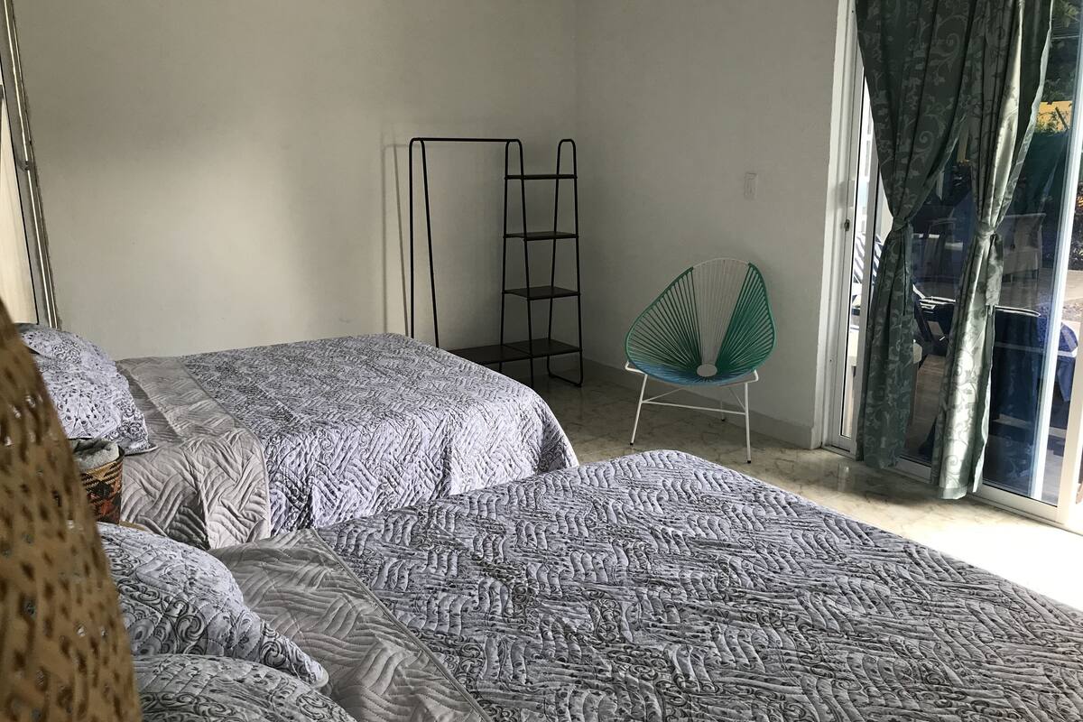 Habitación familiar | Edredón, camas Select Comfort, wifi gratis y ropa de cama