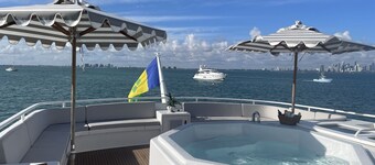Rogue, 105ft Yacht with Hot-tub