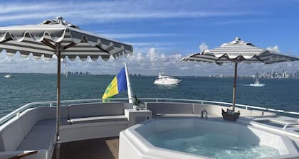 Rogue, 105ft Yacht with Hot-tub