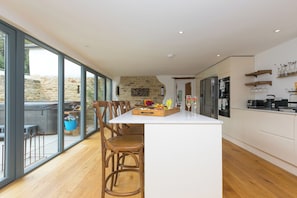 Cottage | Dining