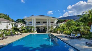 Piscina externa, guarda-sóis, espreguiçadeiras