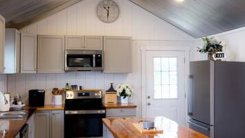 Frigorífico, microondas, horno y placa de cocina