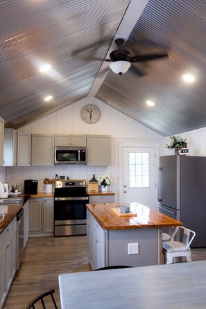 Refrigerador, microondas, horno y parrilla de estufa 