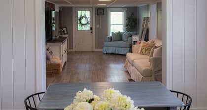 Dale Hollow Hideaway less then 4 miles to state park and state golf course.