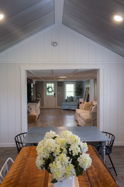 Dale Hollow Hideaway less then 4 miles to state park and state golf course. 