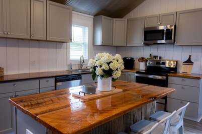 Dale Hollow Hideaway less then 4 miles to state park and state golf course. 