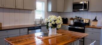 Dale Hollow Hideaway less then 4 miles to state park and state golf course.