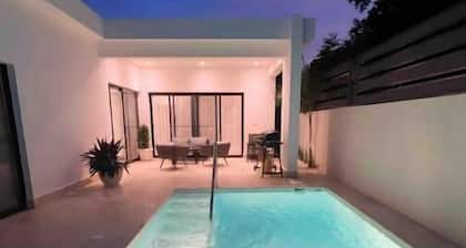 Fanta Sea: Luxe Villa, Pool, 4 Min Drive to Beach