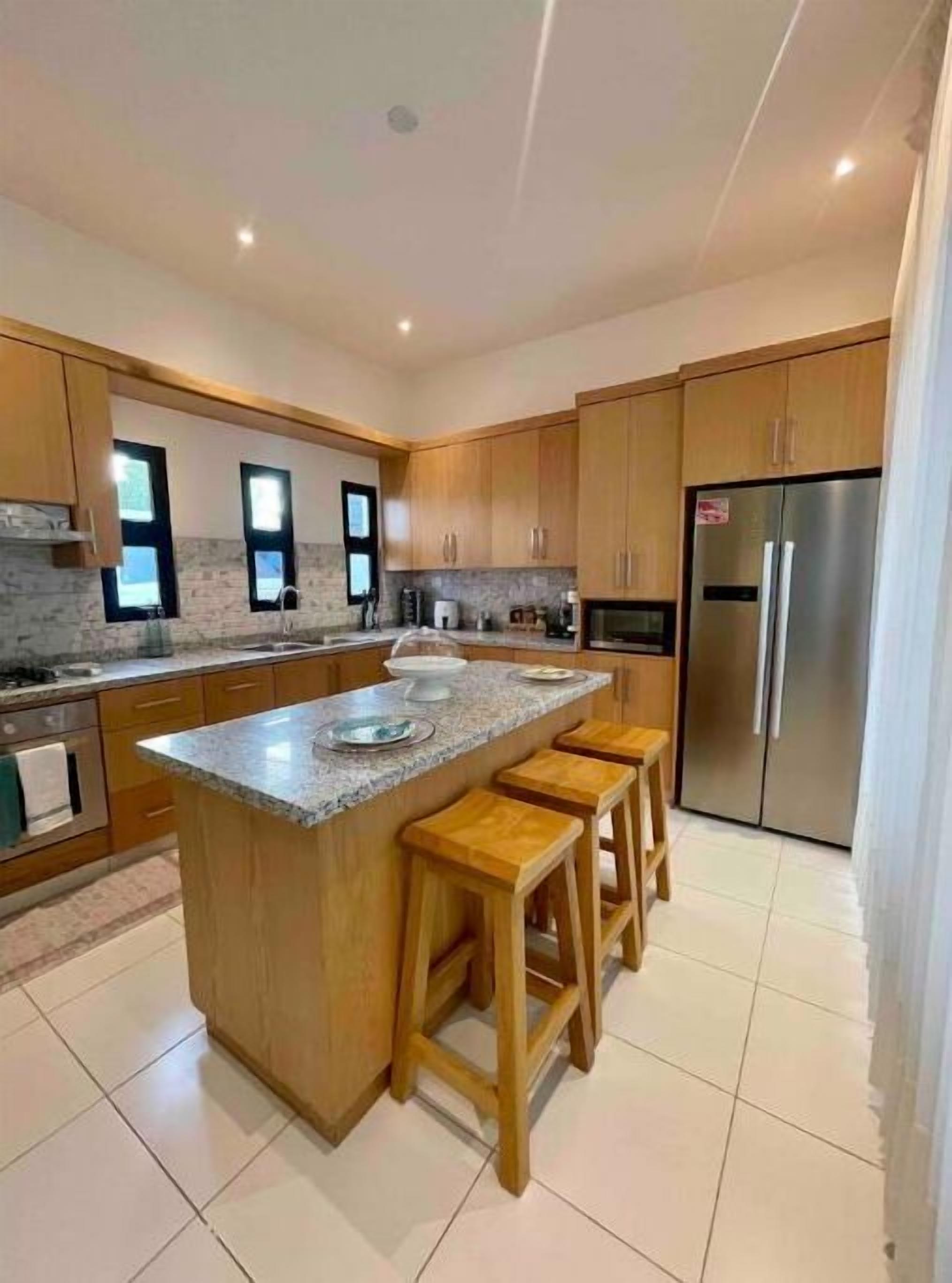 Køleskab, mikrobølgeovn, ovn, kogeplade