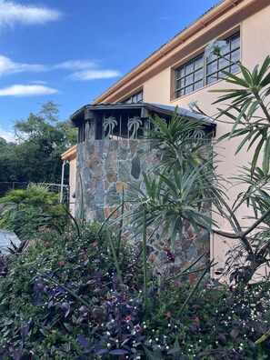 المنطقة المحيطة بالمنشأة