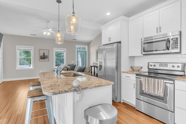 冰箱、微波炉、烤箱、炉灶