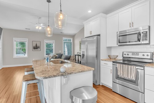 2 Minutes from the Water! Pet-Friendly Fully Fenced Backyard!