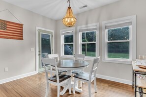 Dining - 2 Minutes from the Water! Pet-Friendly Fully Fenced Backyard! (Newport)