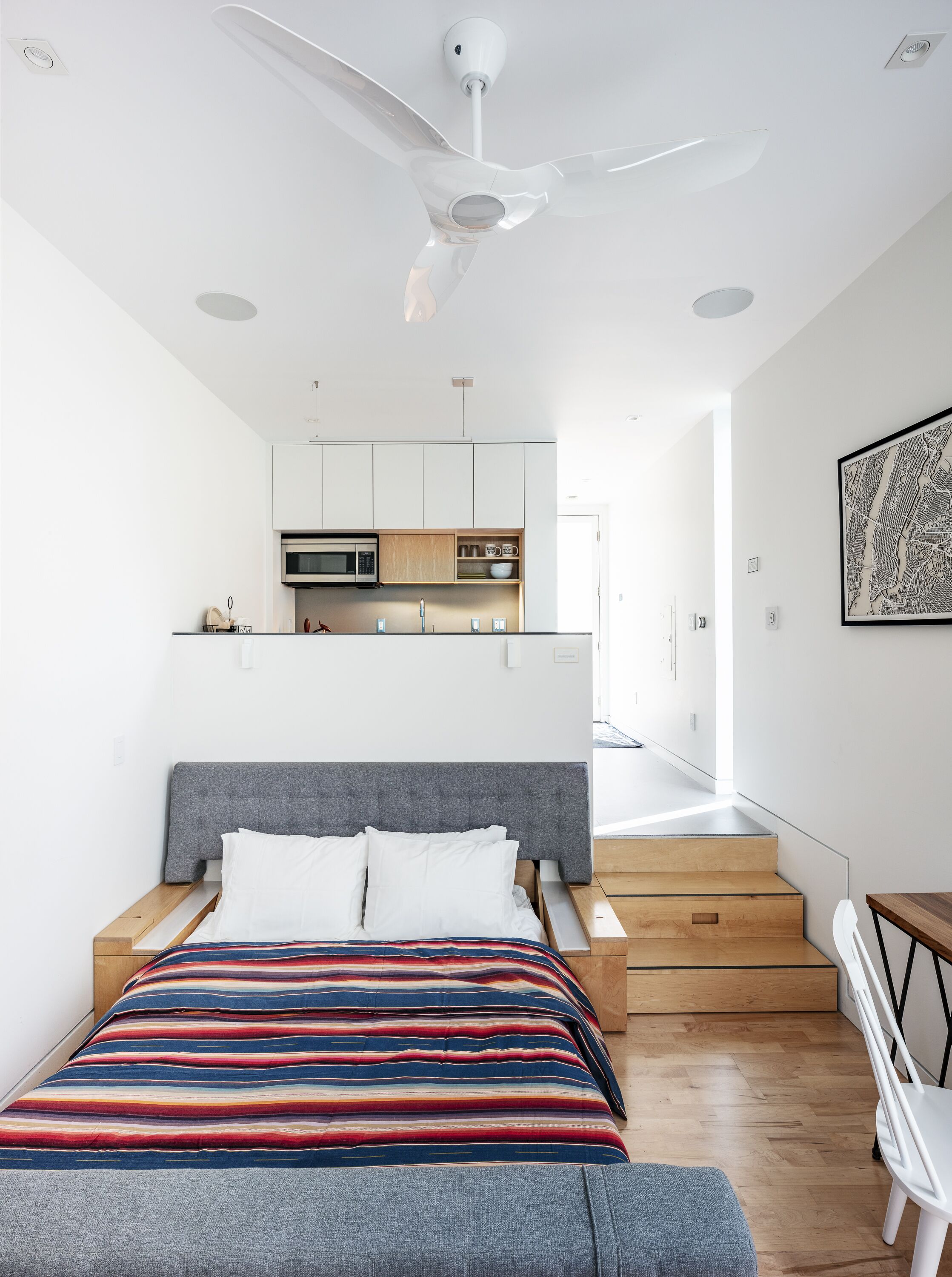 1 slaapkamer, een bureau, een strijkplank/strijkijzer, reisbedje