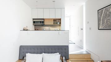 1 slaapkamer, een bureau, een strijkplank/strijkijzer, reisbedje