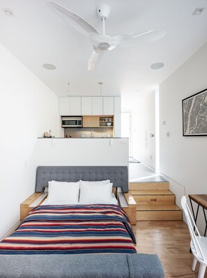 1 makuuhuone, työpöytä, silitysrauta/-lauta, vauvan matkasänky