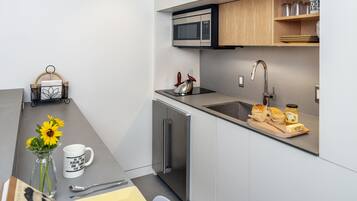 Frigorífico, microondas, placa de cocina y cafetera o tetera