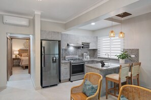 Køleskab, mikrobølgeovn, ovn, kaffe-/temaskine