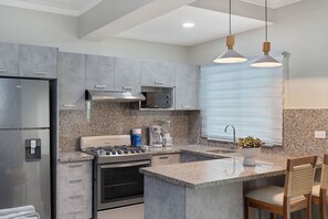 Fridge, microwave, oven, coffee/tea maker - Lovely 1-bedroom condo with pool-AC-WiFi-Yellowkey (Santo Domingo)