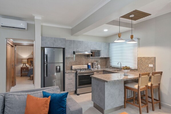 Fridge, microwave, oven, coffee/tea maker - Lovely 1-bedroom condo with pool-AC-WiFi-Yellowkey (Santo Domingo)