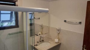 Kamar Double atau Twin | Kamar mandi | Perlengkapan mandi gratis dan pengering rambut