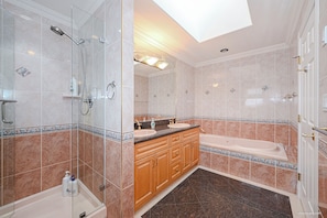 Dusche, Haartrockner, HandtĂŒcher, Seife