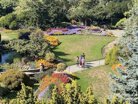 Property grounds. Queen Elizabeth Home - in the heart of Vancouver