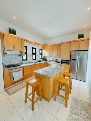 Kjøleskap, mikrobølgeovn, ovn og kokeplater