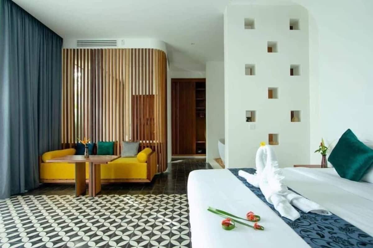Deluxe Suite, Patio, Courtyard View | Peralatan tempat tidur premium, gebar bulu kapas, tilam berlapik 