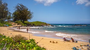 A beach with clear skies, waves, and people. - Kihei Akahi Garden View Studio (Kihei)