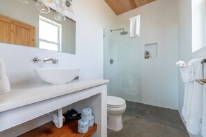 Shower, hair dryer, towels, soap - Modern Studio with Great view, Pool, close to beach (Long Bay Hills)