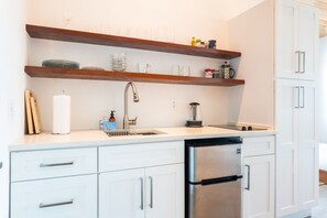 ثلاجة، موقد طهي مسطح، ماكينة لصنع القهوة/الشاي، غلّاية كهربائية