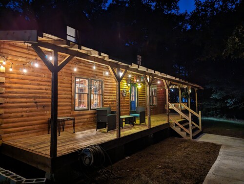 Cabin Bliss - Just 1 Mile from Lake Lanier / 5 Acre / 5 BR with Hot tub