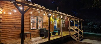 Cabin Bliss - Just 1 Mile from Lake Lanier / 5 Acre / 5 BR with Hot tub