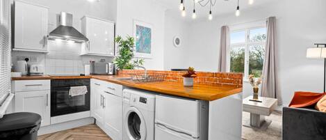 Réfrigérateur, four à micro-ondes, un four, surface de cuisson