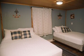 3 bedrooms, free WiFi, bed sheets - Winter Cabin: Nearby Ski Mountains, Snowmobiling, Dog Friendly & Private Hot Tub (Tamworth)