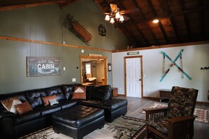 Smart TV, books - Winter Cabin: Nearby Ski Mountains, Snowmobiling, Dog Friendly & Private Hot Tub (Tamworth)