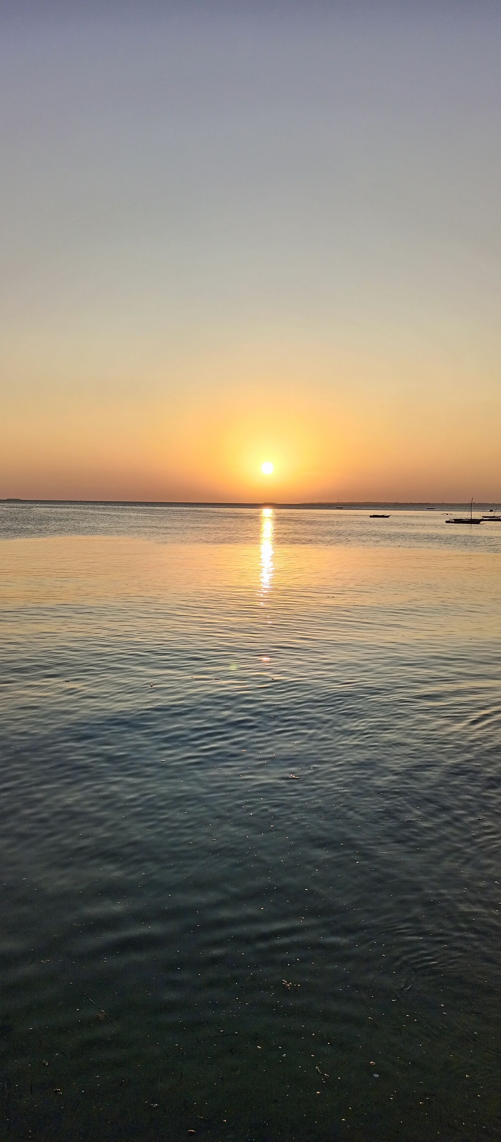 Ruhige Wasseroberfläche, die die Sonne spiegelt.