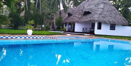 Outdoor pool. Menai Bay Beach Bungalows