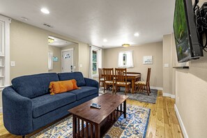 Smart TV - Hiker's Hideaway- Cozy 3B bungalow with hot tub in gorgeous Palmer Lake! (Palmer Lake)