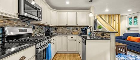 Geladeira, micro-ondas, fogão, cooktop