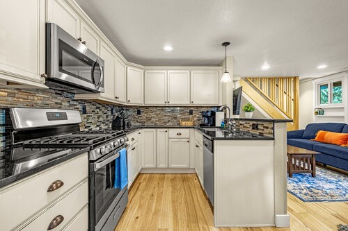 Hiker's Hideaway- Cozy 3B bungalow with hot tub in gorgeous Palmer Lake!