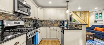 Hiker's Hideaway- Cozy 3B bungalow with hot tub in gorgeous Palmer Lake!