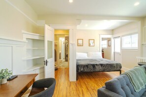 1 quarto, escrivaninha, ferros/tábuas de passar roupa, berço de viagem